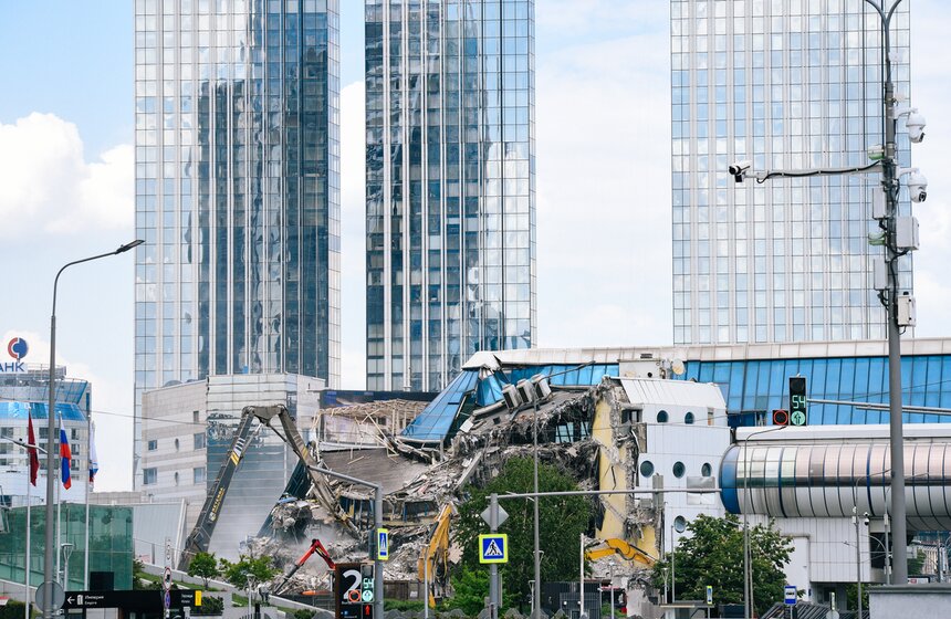 В Москве начался снос вестибюля моста "Багратион" 6 фото