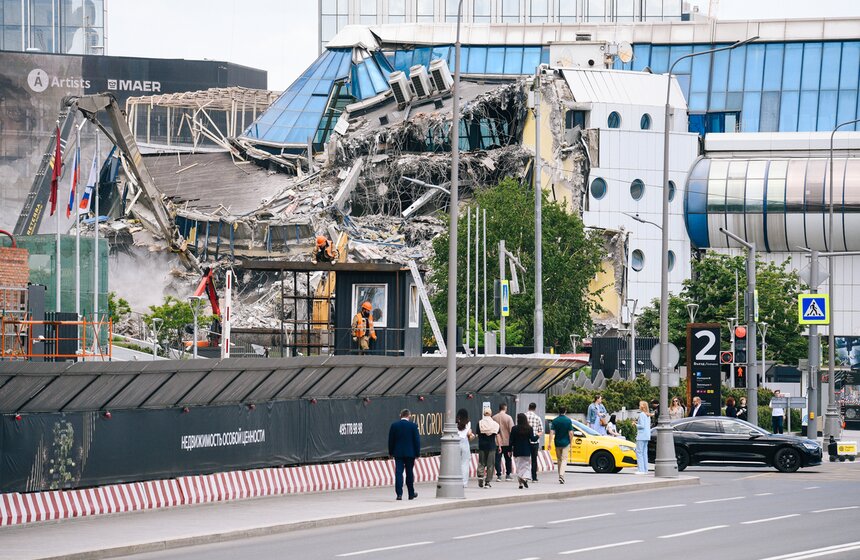 В Москве начался снос вестибюля моста "Багратион" 7 фото