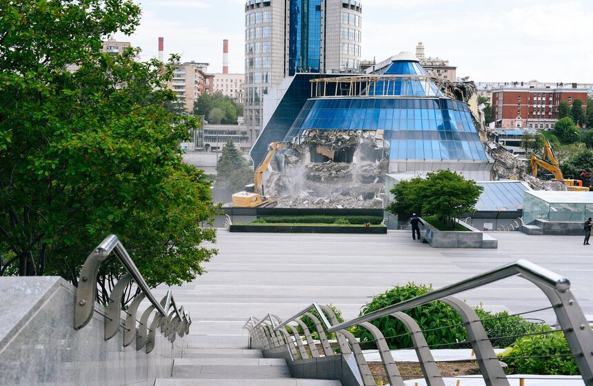 В Москве начался снос вестибюля моста "Багратион" 17 фото