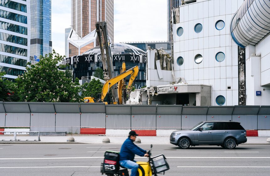 В Москве начался снос вестибюля моста "Багратион" 5 фото