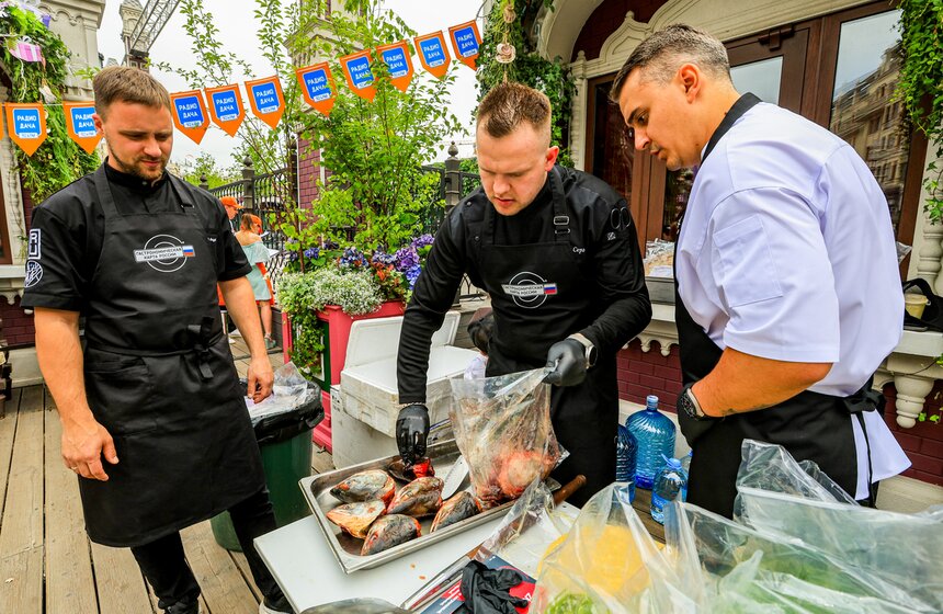 На фестивале "Москва – на волне. Рыбная неделя" сварили 150 литров ухи 1 фото