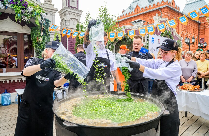 На фестивале "Москва – на волне. Рыбная неделя" сварили 150 литров ухи 7 фото