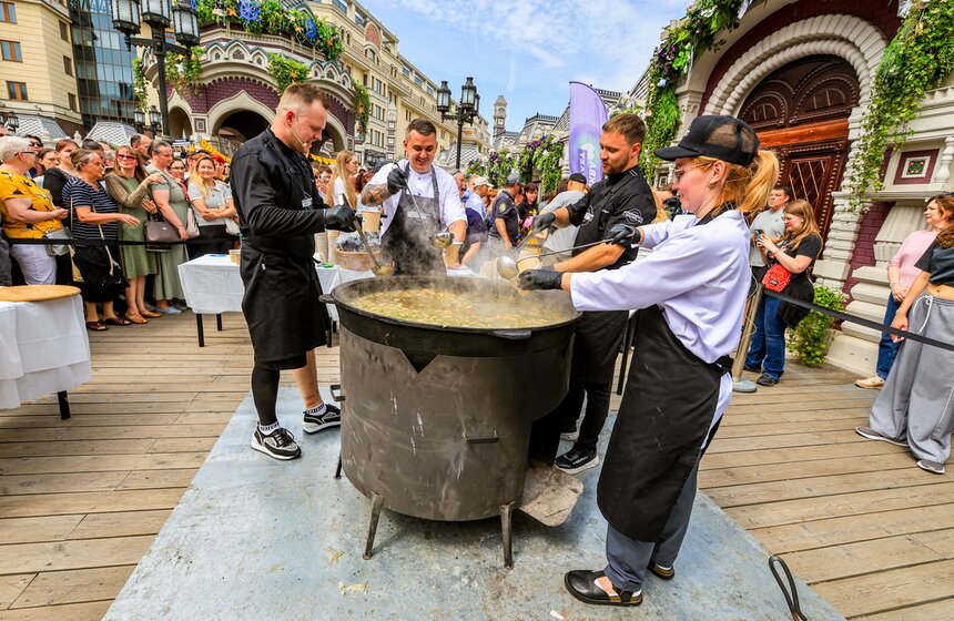 На фестивале "Москва – на волне. Рыбная неделя" сварили 150 литров ухи 18 фото