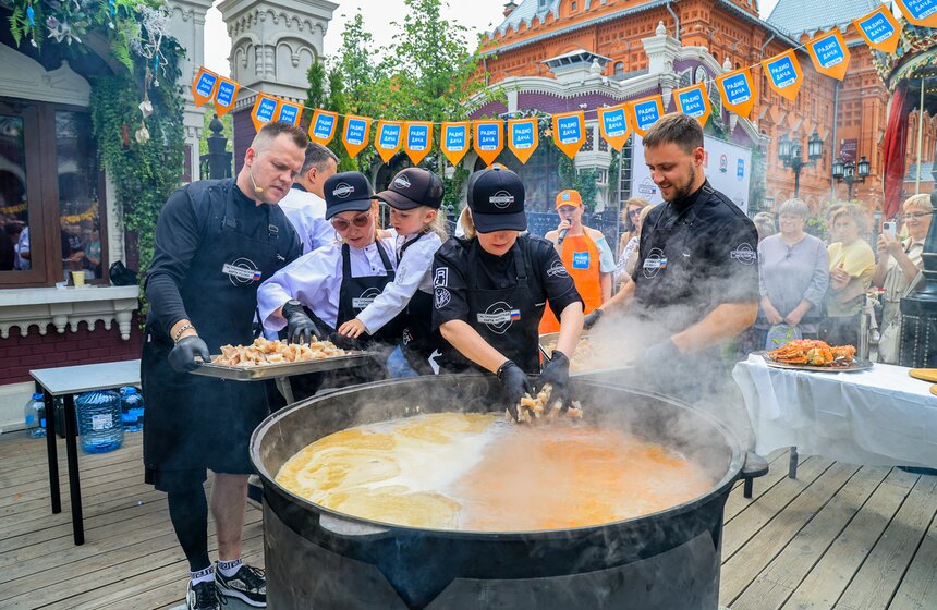 На фестивале "Москва – на волне. Рыбная неделя" сварили 150 литров ухи 5 фото