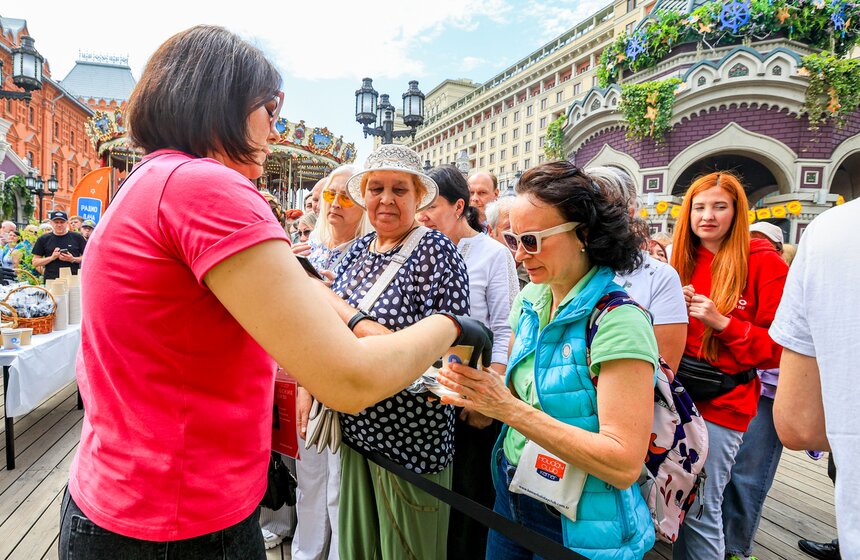 На фестивале "Москва – на волне. Рыбная неделя" сварили 150 литров ухи 16 фото