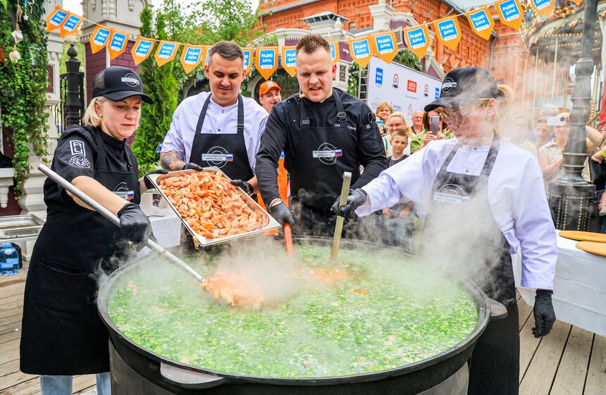 На фестивале "Москва – на волне. Рыбная неделя" сварили 150 литров ухи 9 фото