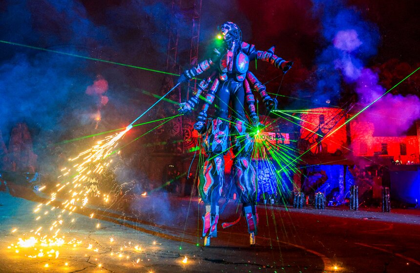 В Москве прошел "Вселенский карнавал огня" 26 фото
