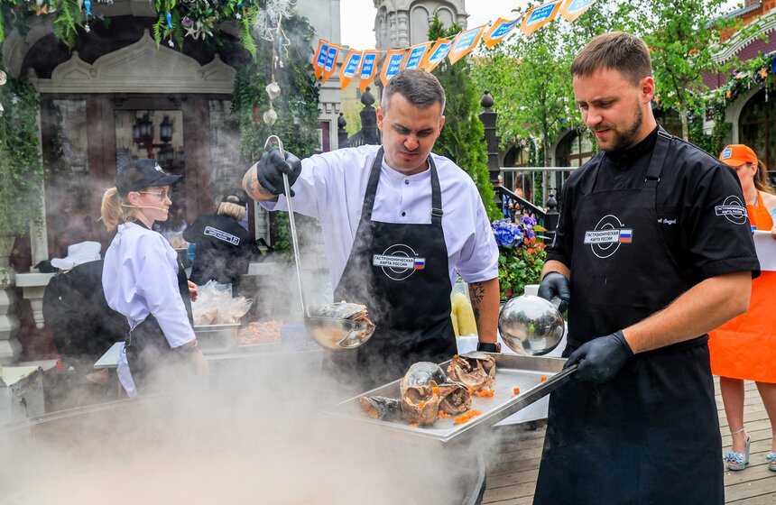 На фестивале "Москва – на волне. Рыбная неделя" сварили 150 литров ухи 3 фото