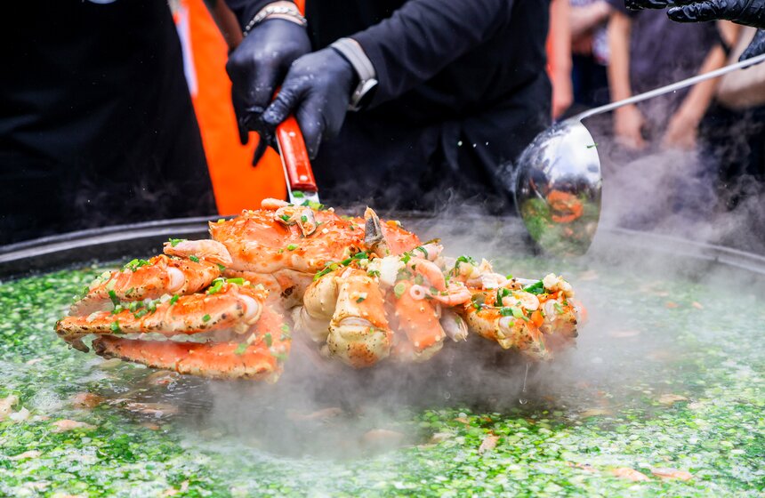 На фестивале "Москва – на волне. Рыбная неделя" сварили 150 литров ухи 10 фото