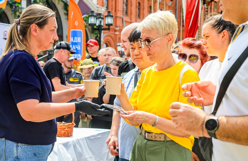 На фестивале "Москва – на волне. Рыбная неделя" сварили 150 литров ухи 22 фото