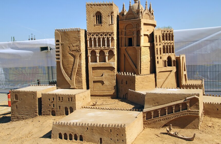 В Коломенском проходит выставка песочных фигур 15 фото