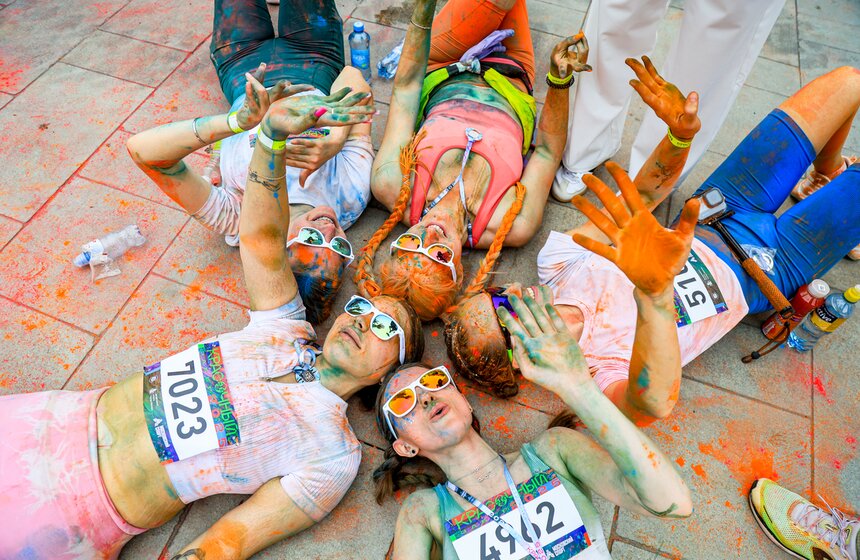 "Красочный забег" прошел в Москве 21 фото