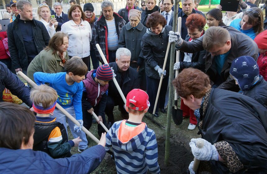 Сергей Собянин принял участие в акции по посадке деревьев 7 фото
