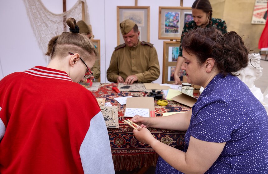 В кинопарке "Москино" воссоздали весну 45 года в рамках фестиваля "Времена и эпохи" 2 фото