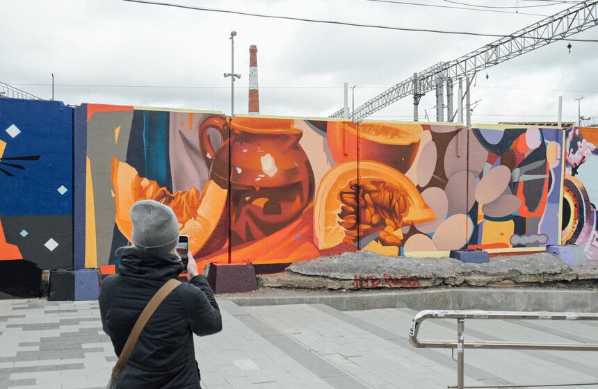 Выставка "Теплые объятия столицы" стартовала возле станции метро "Курская" 8 фото