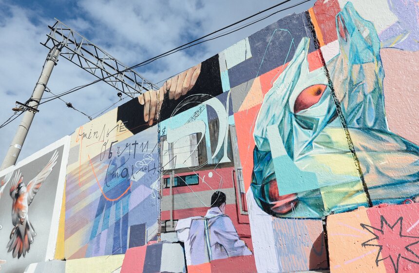 Выставка "Теплые объятия столицы" стартовала возле станции метро "Курская" 4 фото