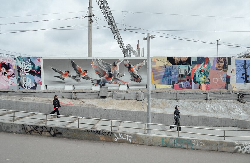 Выставка "Теплые объятия столицы" стартовала возле станции метро "Курская" 3 фото