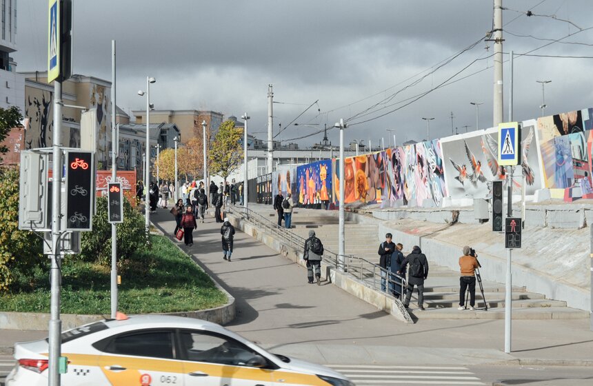 Выставка "Теплые объятия столицы" стартовала возле станции метро "Курская" 1 фото