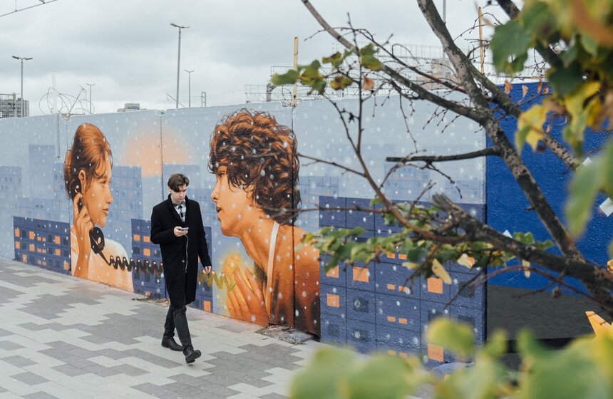 Выставка "Теплые объятия столицы" стартовала возле станции метро "Курская" 18 фото