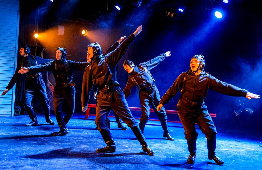 Версию мюзикла "Курс Норд-Ост" представили в учебном театре ГИТИСа 19 фото