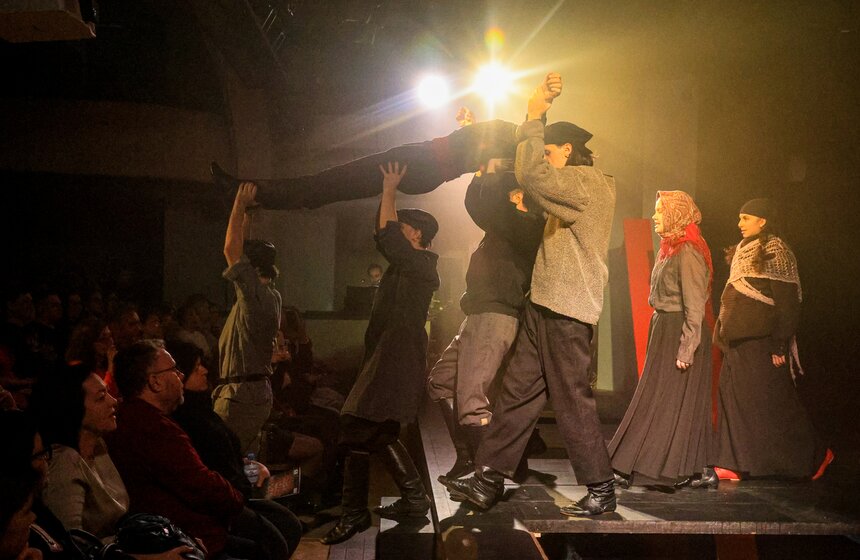 Версию мюзикла "Курс Норд-Ост" представили в учебном театре ГИТИСа 5 фото