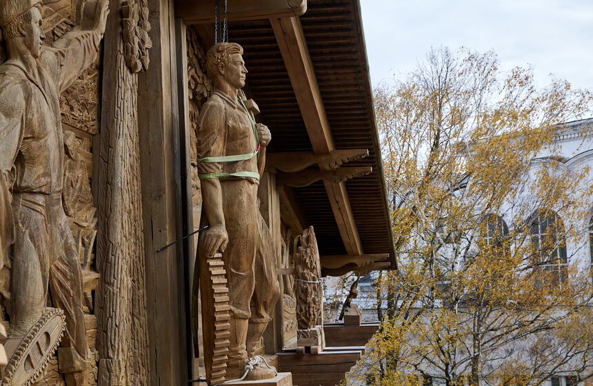 На ВДНХ отреставрировали деревянные скульптуры павильона "Советская печать" 17 фото