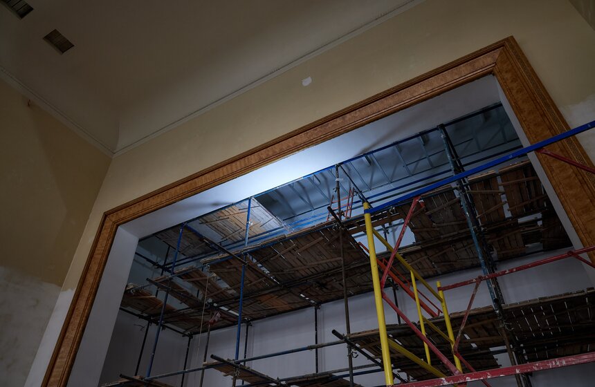 На ВДНХ отреставрировали деревянные скульптуры павильона "Советская печать" 7 фото