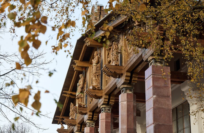 На ВДНХ отреставрировали деревянные скульптуры павильона "Советская печать" 3 фото