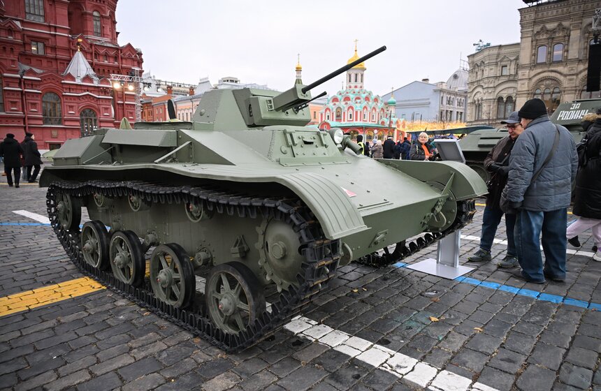 На Красной площади открылась выставка к годовщине парада 1941 года 13 фото
