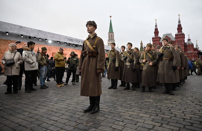 На Красной площади открылась выставка к годовщине парада 1941 года 14 фото