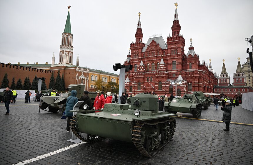На Красной площади открылась выставка к годовщине парада 1941 года 8 фото