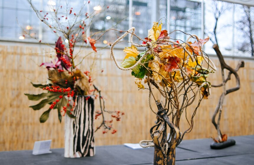 Выставка икебаны "Акценты осени" проходит в Москве 5 фото