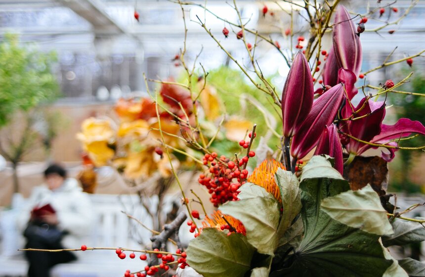 Выставка икебаны "Акценты осени" проходит в Москве 3 фото