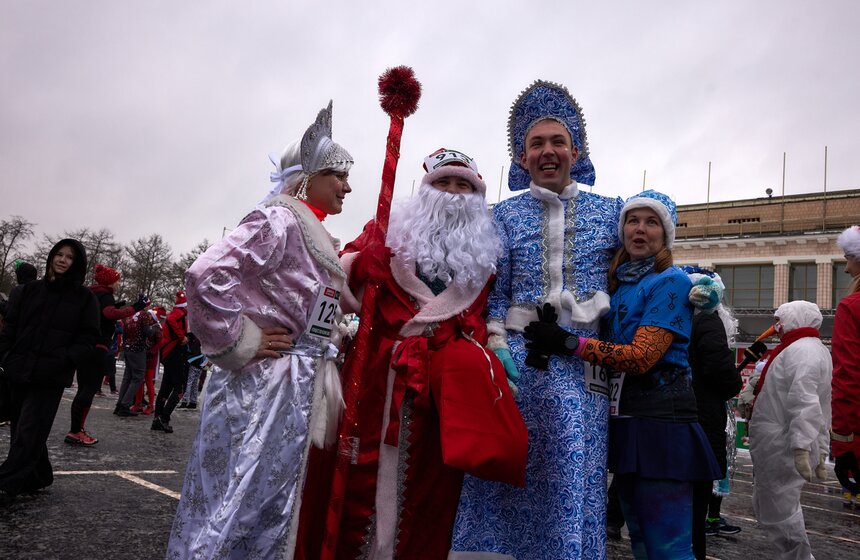 Забег Дедов Морозов прошел в "Лужниках" 2 фото