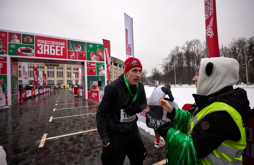 Забег Дедов Морозов прошел в "Лужниках" 17 фото