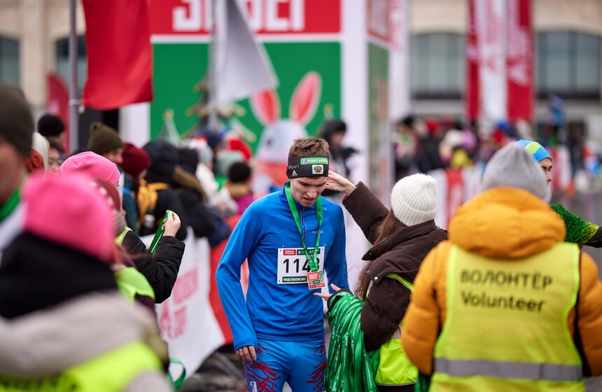 Забег Дедов Морозов прошел в "Лужниках" 19 фото