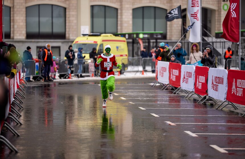 Забег Дедов Морозов прошел в "Лужниках" 13 фото