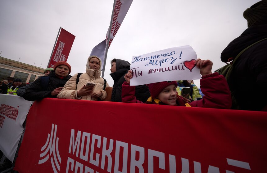 Забег Дедов Морозов прошел в "Лужниках" 18 фото