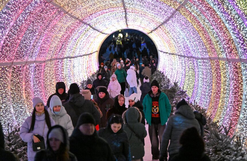 Москвичи встретили Новый год 2025 год на улицах города 6 фото
