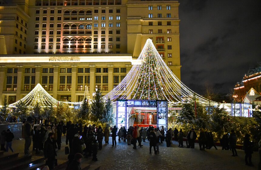 Москвичи встретили Новый год 2025 год на улицах города 14 фото