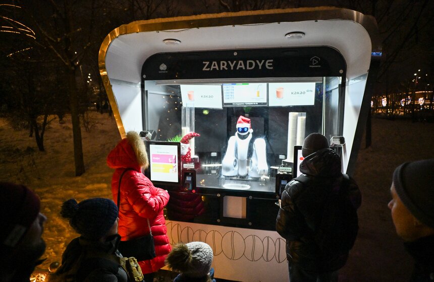 Москвичи встретили Новый год 2025 год на улицах города 19 фото