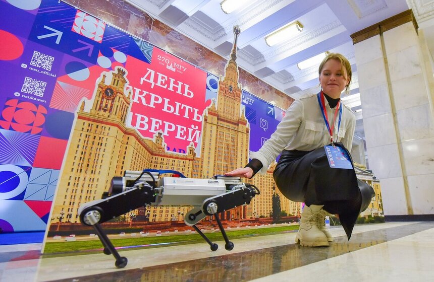 <a href="https://www.m24.ru/galleries/obrazovanie/22012024/659309" target="_blank">День открытых дверей прошел 21 января в МГУ имени М.В. Ломоносова</a>