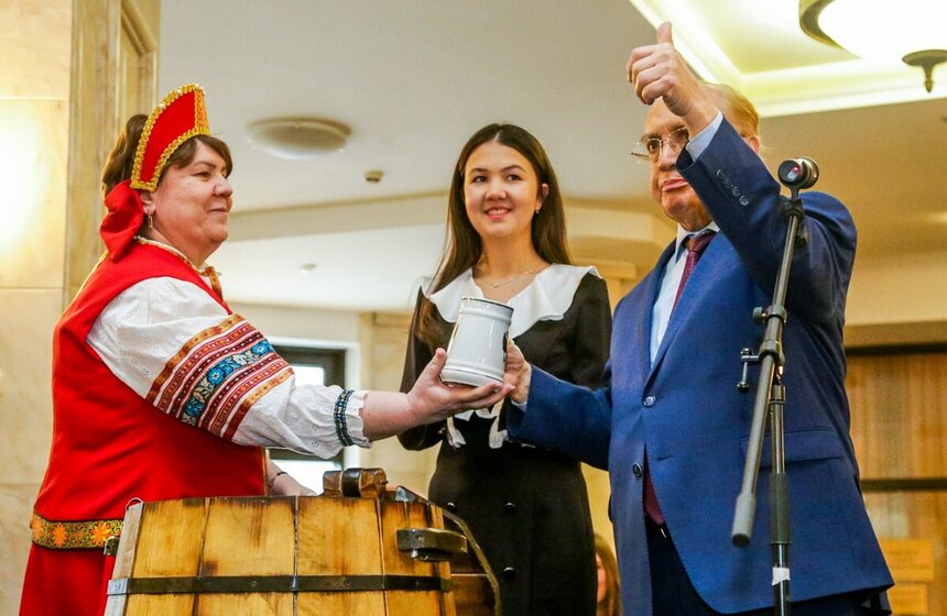 <a href="https://www.m24.ru/galleries/obshchestvo/27012024/660812" target="_blank">В МГУ прошло празднование Татьяниного дня</a>