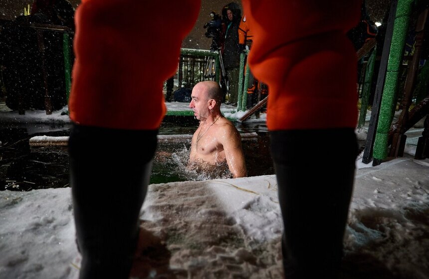 <a href="https://www.m24.ru/galleries/obshchestvo/19012024/658725" target="_blank">Крещенские купания прошли в Останкинском пруду в Москве</a>