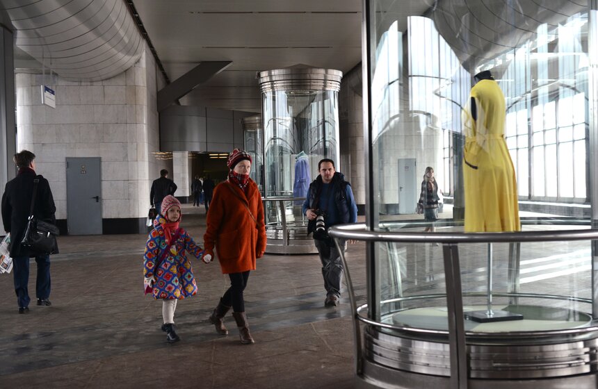 На станции "Воробьевы горы" открылась выставка "Пассажиры" 10 фото