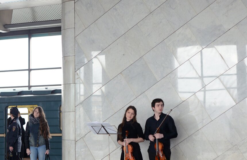 На станции "Воробьевы горы" открылась выставка "Пассажиры" 4 фото