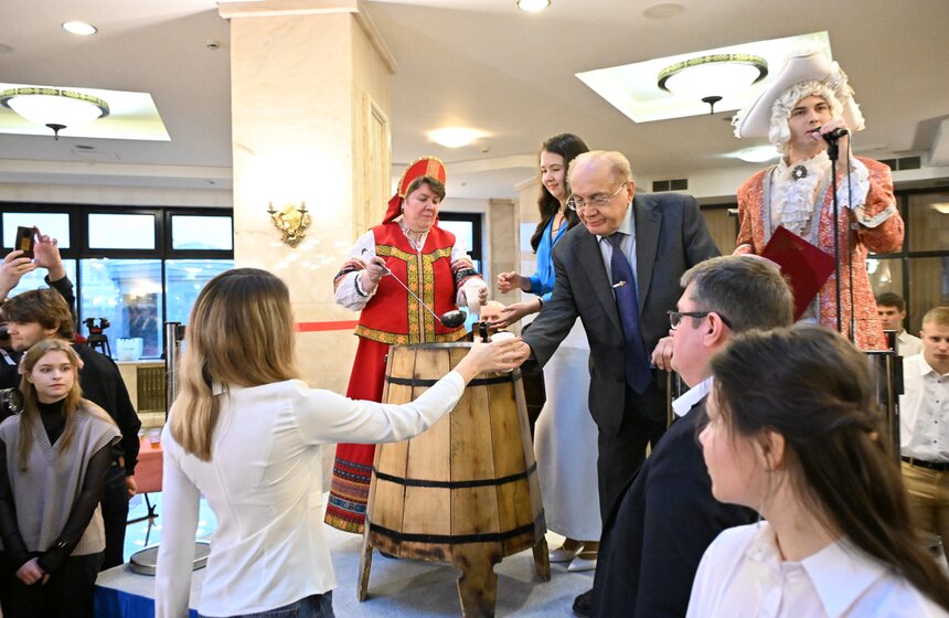 В МГУ прошел традиционный студенческий огонек с розливом медовухи 6 фото