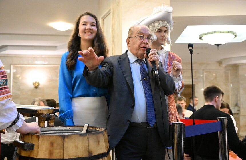 В МГУ прошел традиционный студенческий огонек с розливом медовухи 13 фото