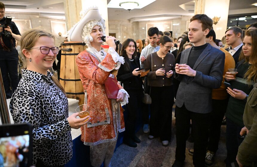 В МГУ прошел традиционный студенческий огонек с розливом медовухи 15 фото