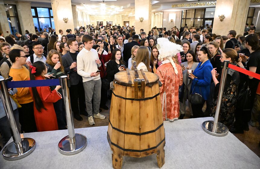 В МГУ прошел традиционный студенческий огонек с розливом медовухи 14 фото